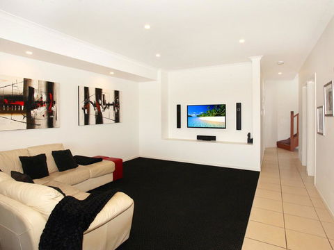 St Lucia 11 - 4 BDRM Canal Home With Pool - Accommodation Sunshine Coast 2