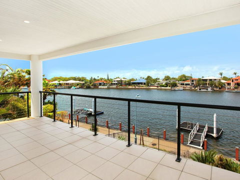 St Lucia 11 - 4 BDRM Canal Home With Pool - Accommodation Sunshine Coast 3