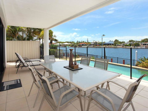 St Lucia 11 - 4 BDRM Canal Home With Pool - Accommodation Sunshine Coast 0