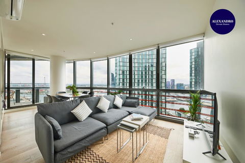 STUNNING 2 BED 2 BATH STYLISH UNIT // FREE PARKING - Accommodation Sunshine Coast 0