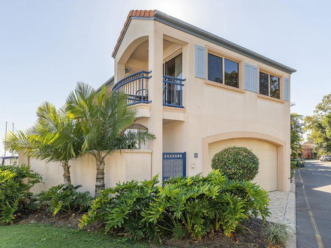 Stunning 3 Bedroom Villa At Hope Harbour Marina - Accommodation Sunshine Coast 3