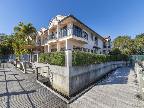 Stunning 3 Bedroom Villa At Hope Harbour Marina - Accommodation Sunshine Coast 1
