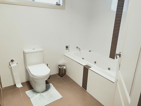 Stylish Private Bathroom-Luxurious Modern Big Home - Accommodation Sunshine Coast 2