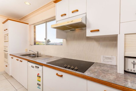 Stylish Unit Opposite Foreshore - Sylvan Beach Esp, Bellara - Accommodation Sunshine Coast 2