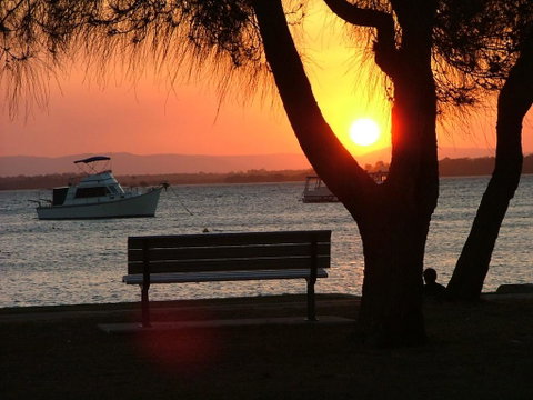 Stylish Unit Opposite Foreshore - Sylvan Beach Esp, Bellara - Accommodation Sunshine Coast 1