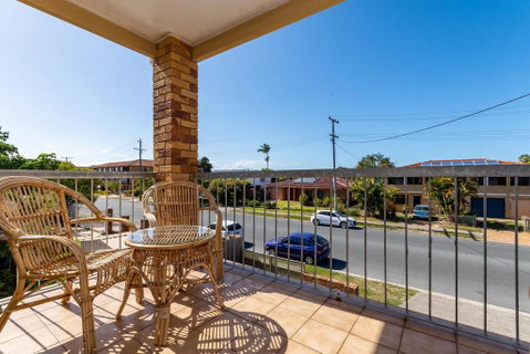 Stylish Unit Opposite Foreshore - Sylvan Beach Esp, Bellara - Accommodation Sunshine Coast 3