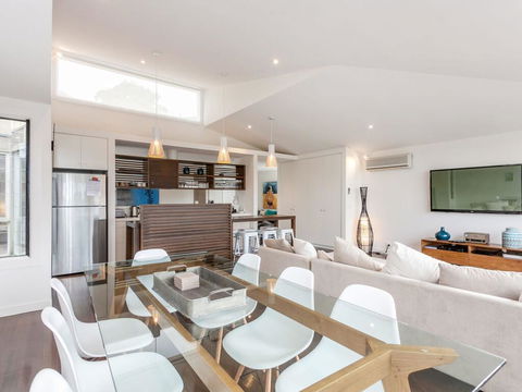 SUNRISE AT BREAKERS - Townhouse Close To Town - Accommodation Sunshine Coast 1