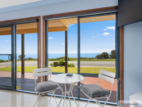 Sunset Cove Beach House - Accommodation Sunshine Coast 3
