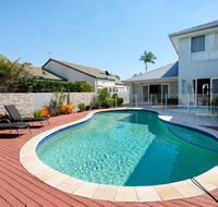 Super Sized Family Retreat With a Pool - Accommodation Sunshine Coast