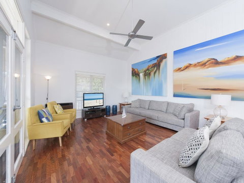 Surf Break - Fingal Bay - Accommodation Sunshine Coast 3