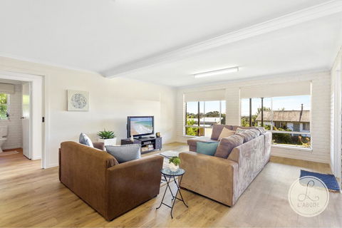 TASSIE SEASIDE SERENITY - L'Abode Accommodation - Accommodation Sunshine Coast 1