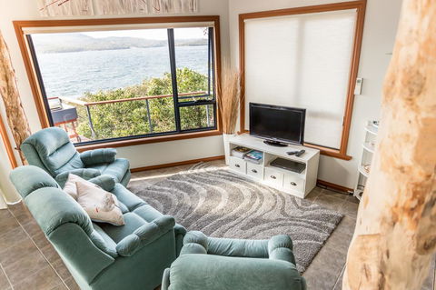 Larus Waterfront Cottage - Accommodation Sunshine Coast 4
