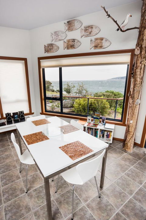 Larus Waterfront Cottage - Accommodation Sunshine Coast 9
