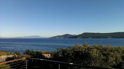 Larus Waterfront Cottage - Accommodation Sunshine Coast 0