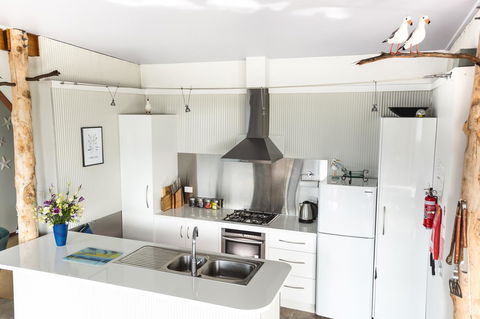 Larus Waterfront Cottage - Accommodation Sunshine Coast 7