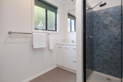 KINGFISHER COTTAGE Beachfront At The Binalong Bay - Accommodation Sunshine Coast 2