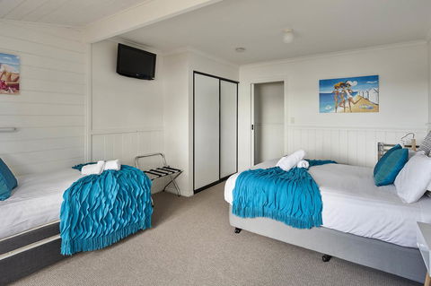 KINGFISHER COTTAGE Beachfront At The Binalong Bay - Accommodation Sunshine Coast 3
