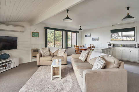 KINGFISHER COTTAGE Beachfront At The Binalong Bay - Accommodation Sunshine Coast 4