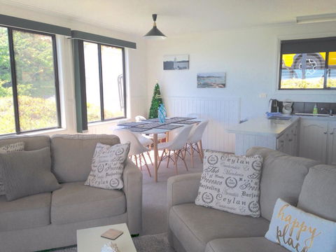 KINGFISHER COTTAGE Beachfront At The Binalong Bay - Accommodation Sunshine Coast 24