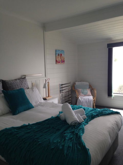 KINGFISHER COTTAGE Beachfront At The Binalong Bay - Accommodation Sunshine Coast 23