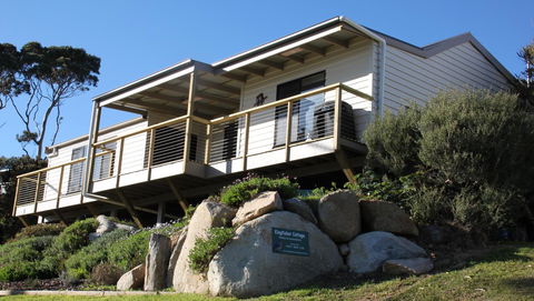 KINGFISHER COTTAGE Beachfront At The Binalong Bay - Accommodation Sunshine Coast 0