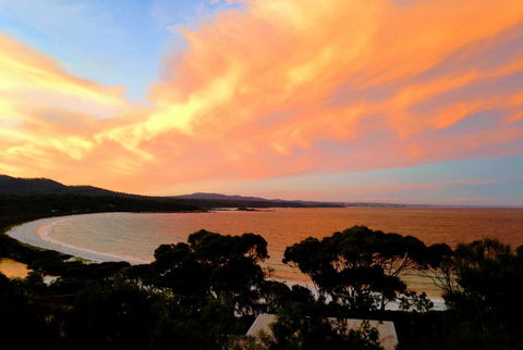 DOLPHIN LOOKOUT COTTAGE - Amazing Views Of The Bay Of Fires - Accommodation Sunshine Coast 0
