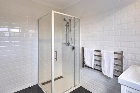 DOLPHIN LOOKOUT COTTAGE - Amazing Views Of The Bay Of Fires - Accommodation Sunshine Coast 3