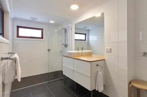 DOLPHIN LOOKOUT COTTAGE - Amazing Views Of The Bay Of Fires - Accommodation Sunshine Coast 2