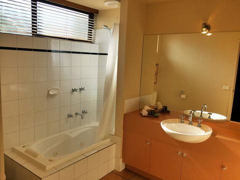Lorne Surf Apartments - Accommodation Sunshine Coast 24