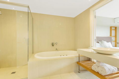 Deep Blue Hotel & Hot Springs - Accommodation Sunshine Coast 20