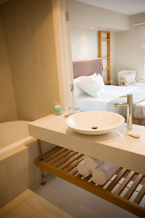 Deep Blue Hotel & Hot Springs - Accommodation Sunshine Coast 38
