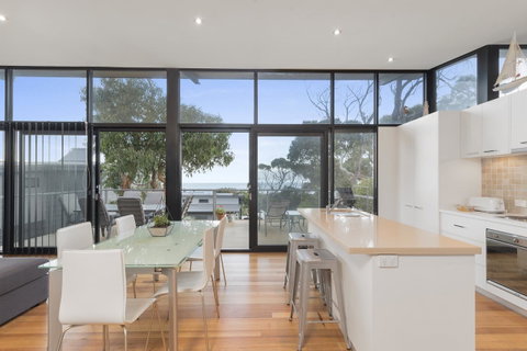 Ocean View Treetops Retreat - Accommodation Sunshine Coast 12