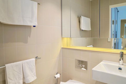 Pride Docklands Waterfront Apartment City View - Accommodation Sunshine Coast 17