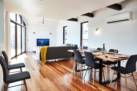 Richmond Â· 3 Level Architecturally Designed Richmond House - Accommodation Sunshine Coast 2