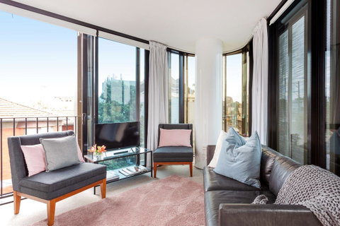 Modern Apartment In The Heart Of St Kilda - Accommodation Sunshine Coast 3