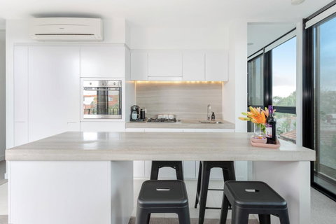 Modern Apartment In The Heart Of St Kilda - Accommodation Sunshine Coast 0