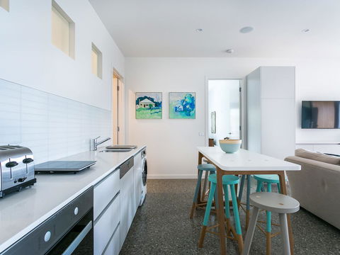 Lansdowne Villa - With Swimming Pool - Accommodation Sunshine Coast 6