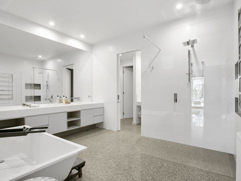 Lansdowne Villa - With Swimming Pool - Accommodation Sunshine Coast 12