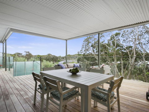 Lansdowne Villa - With Swimming Pool - Accommodation Sunshine Coast 7