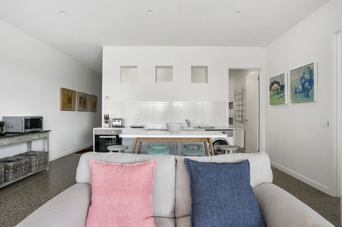Lansdowne Villa - With Swimming Pool - Accommodation Sunshine Coast 3
