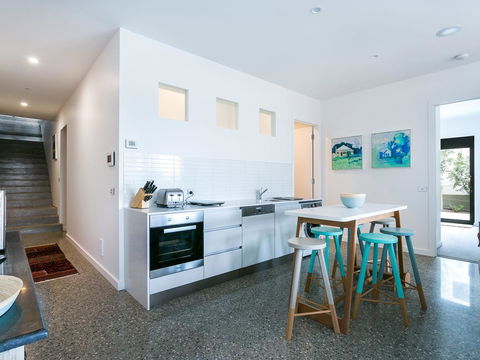 Lansdowne Villa - With Swimming Pool - Accommodation Sunshine Coast 8