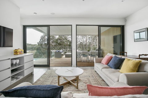 Lansdowne Villa - With Swimming Pool - Accommodation Sunshine Coast 1