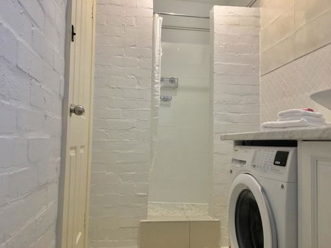 The Wheelhouse - 2BR Waterfront Apt In Town - Accommodation Sunshine Coast 14