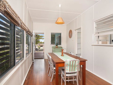 The Blue House - Flat Walk To River And Beach - Accommodation Sunshine Coast 3