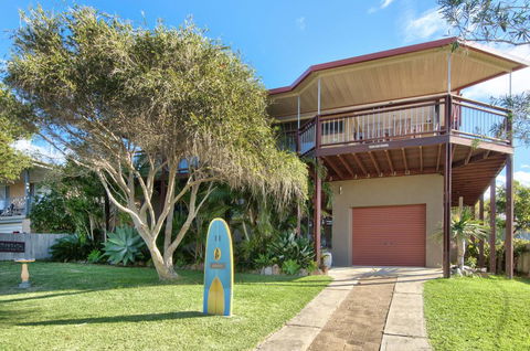 THE BOARDROOM ON BANKSIA - 11 Banksia Ave Bonny Hills - Accommodation Sunshine Coast 1