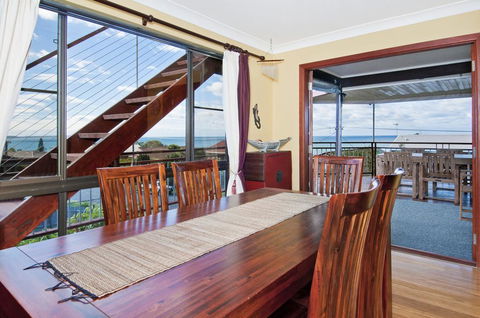 THE BOARDROOM ON BANKSIA - 11 Banksia Ave Bonny Hills - Accommodation Sunshine Coast 2