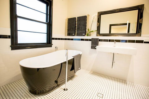 The Commercial Boutique Hotel - Accommodation Sunshine Coast 1