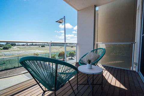 The Cove @ New Port-Pool - Spa - Sauna - Gym & More - Accommodation Sunshine Coast 1