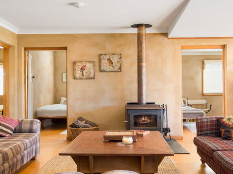 The Farmhouse - Grape Vines And Rolling Green Hills - Accommodation Sunshine Coast 2