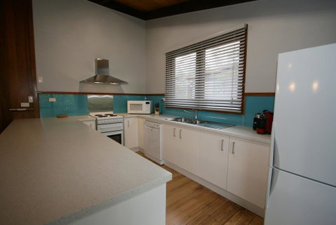 The Lakefront 69 Townsend Street - Accommodation Sunshine Coast 2